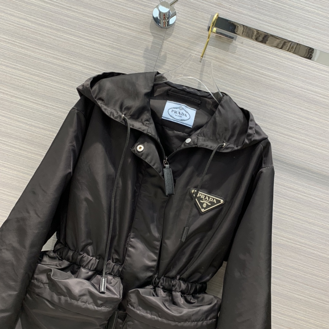 Top-grade Prada work-style belted windbreaker, imported iconic parachute fabric, sun and scratch-resistant. Effortlessly cool with just a T-shirt. Sizes: S, M, L.-Big cat