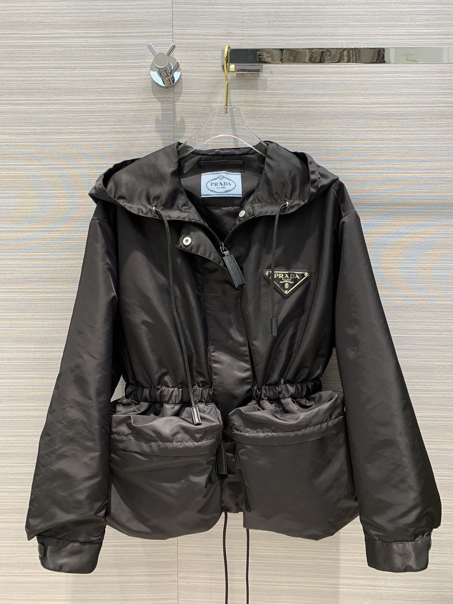 Top-grade Prada work-style belted windbreaker, imported iconic parachute fabric, sun and scratch-resistant. Effortlessly cool with just a T-shirt. Sizes: S, M, L.-Big cat