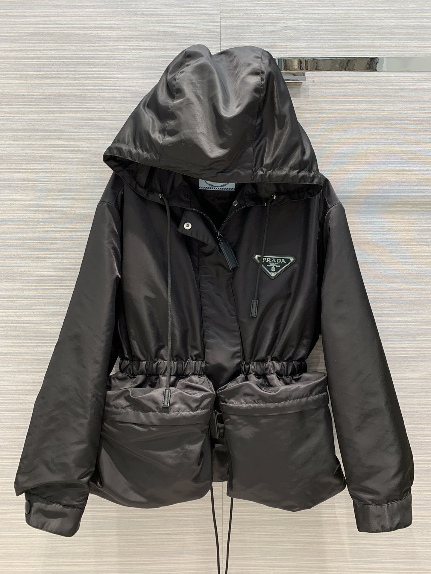 Top-grade Prada work-style belted windbreaker, imported iconic parachute fabric, sun and scratch-resistant. Effortlessly cool with just a T-shirt. Sizes: S, M, L.-Big cat