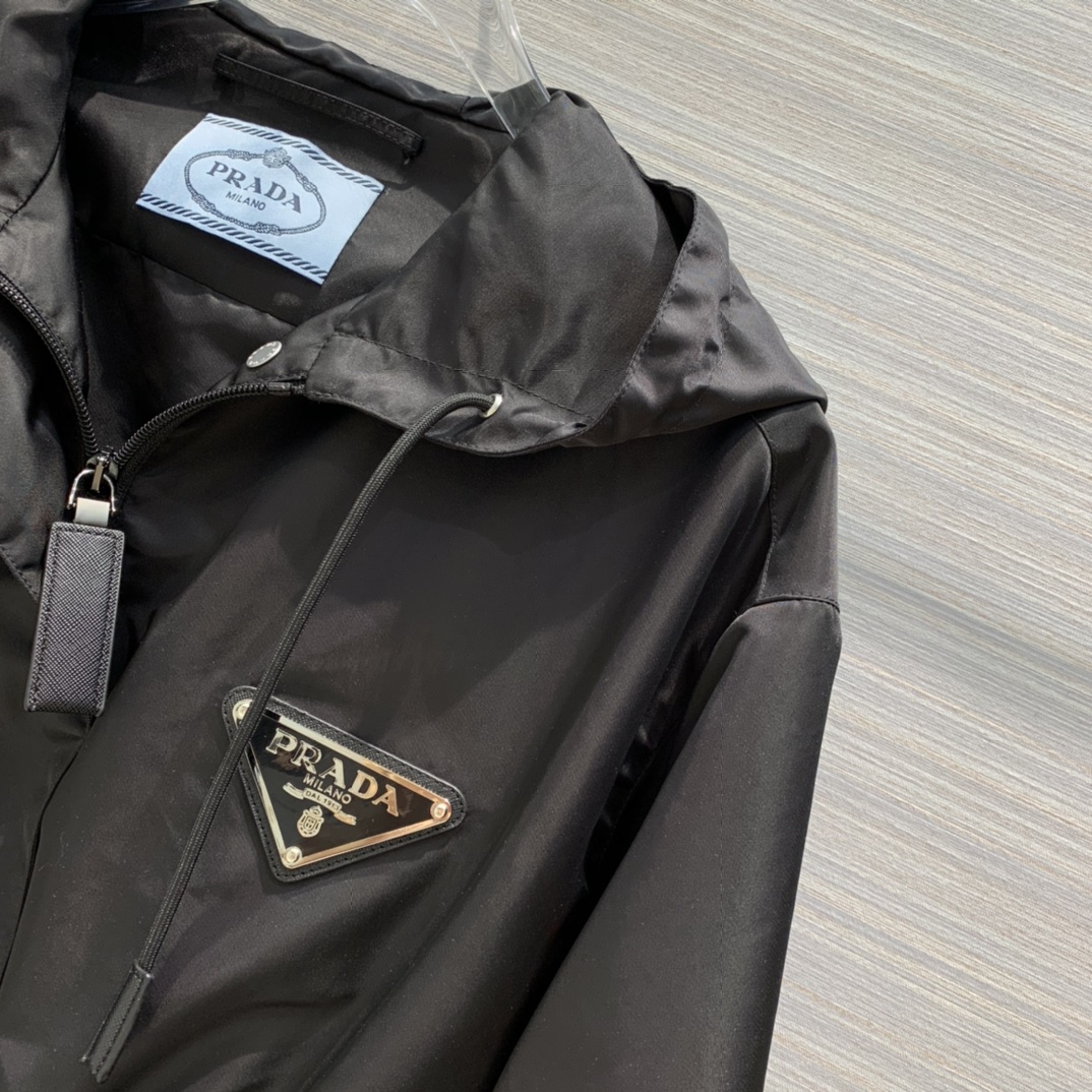 Top-grade Prada work-style belted windbreaker, imported iconic parachute fabric, sun and scratch-resistant. Effortlessly cool with just a T-shirt. Sizes: S, M, L.-Big cat