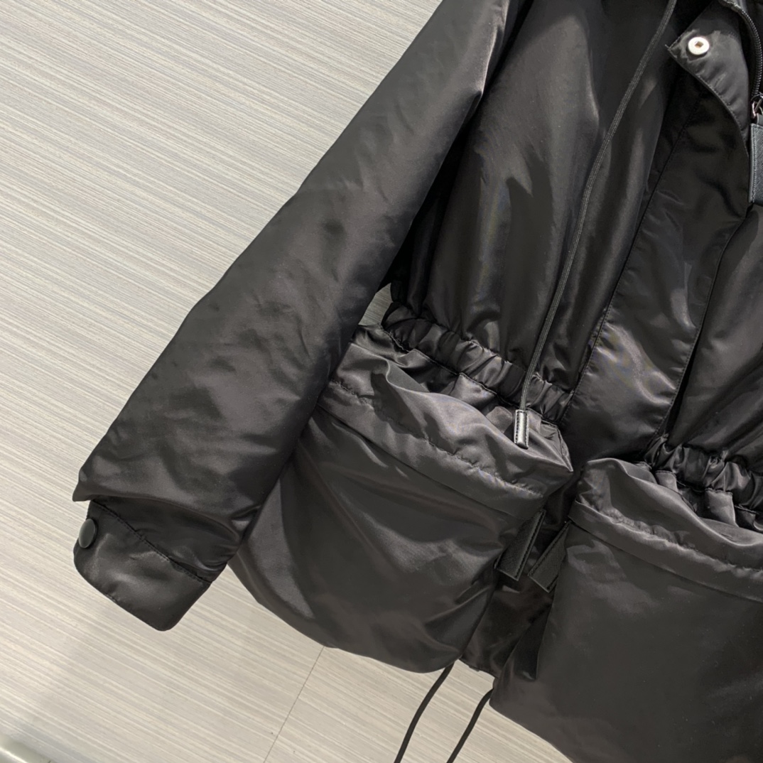 Top-grade Prada work-style belted windbreaker, imported iconic parachute fabric, sun and scratch-resistant. Effortlessly cool with just a T-shirt. Sizes: S, M, L.-Big cat