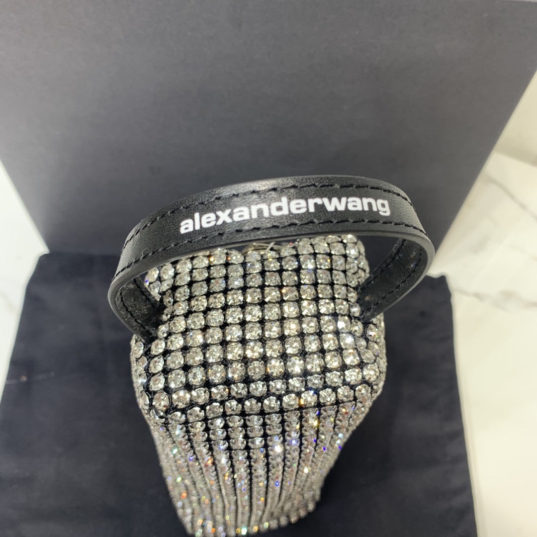 King Alexander’s Lavish Nightlight Blingbling Stuns with New Money and Oxen-Skin Fashion - 图片 4