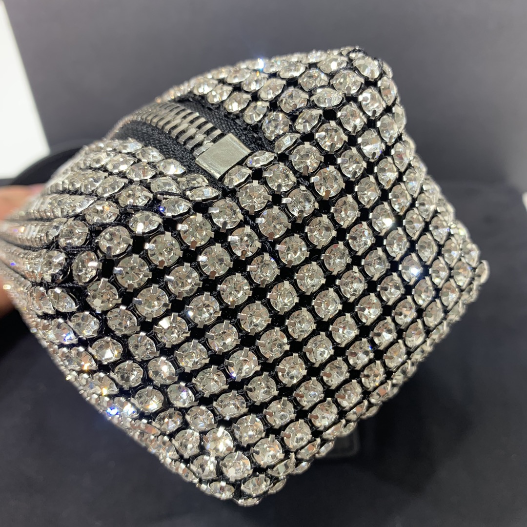 King Alexander’s Lavish Nightlight Blingbling Stuns with New Money and Oxen-Skin Fashion - 图片 5
