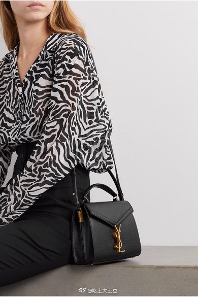 YSL 𝐂𝐚𝐬𝐬𝐚𝐧𝐝𝐫𝐚 Mini 20CM 鱼子酱纹手拎包 602716黑色/金扣