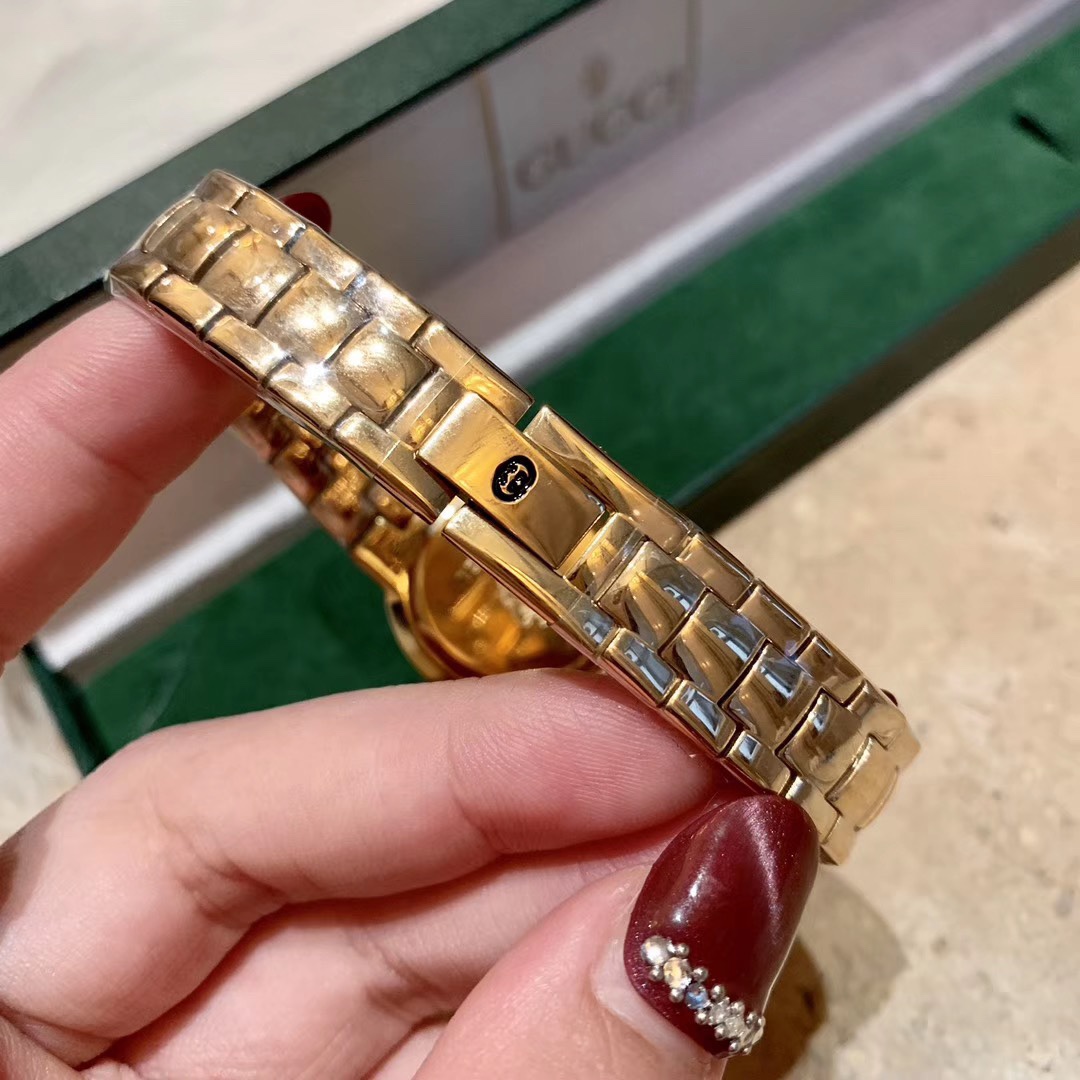 Gucci 古驰 小金表 女士腕表 表壳直径约26mm厚度约6mm 金色配饰是时下最为流行的 单品