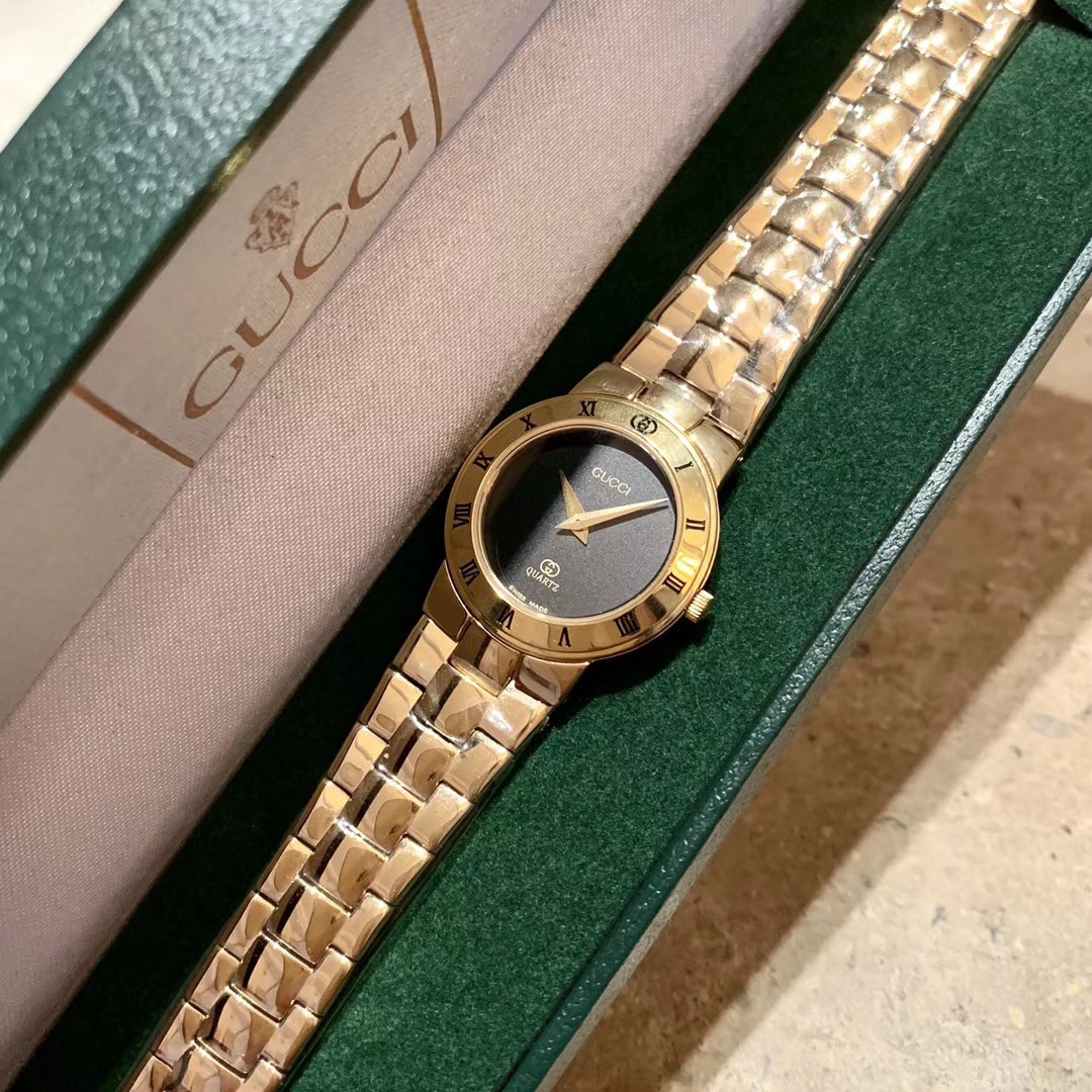 Gucci 古驰 小金表 女士腕表 表壳直径约26mm厚度约6mm 金色配饰是时下最为流行的 单品