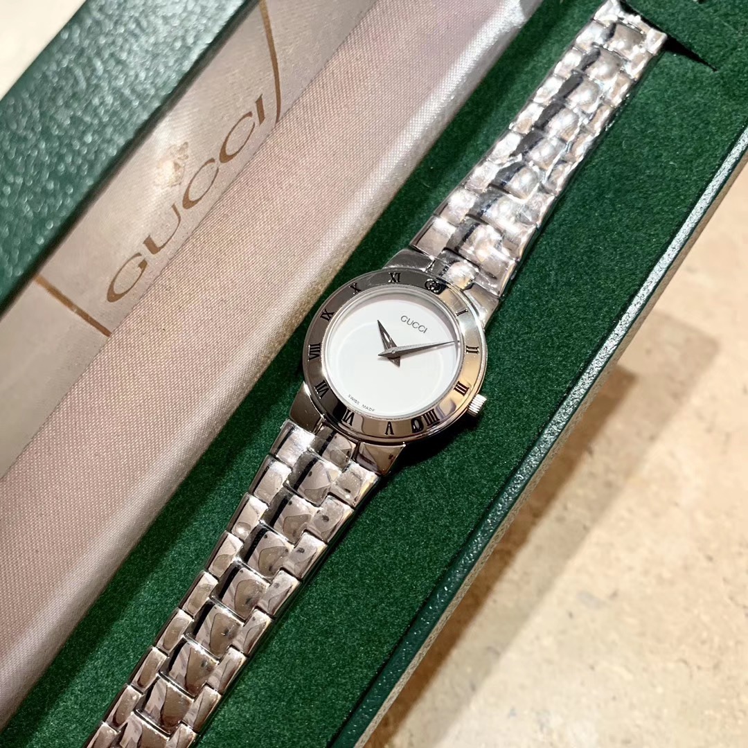 Gucci 古驰 小金表 女士腕表 表壳直径约26mm厚度约6mm 金色配饰是时下最为流行的 单品