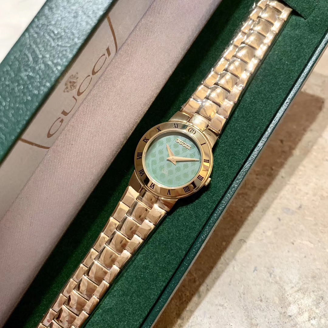 Gucci 古驰 小金表 女士腕表 表壳直径约26mm厚度约6mm 金色配饰是时下最为流行的 单品