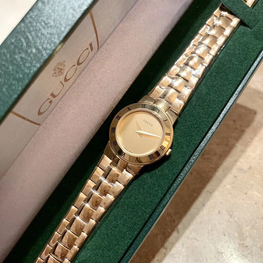Gucci 古驰 小金表 女士腕表 表壳直径约26mm厚度约6mm 金色配饰是时下最为流行的 单品