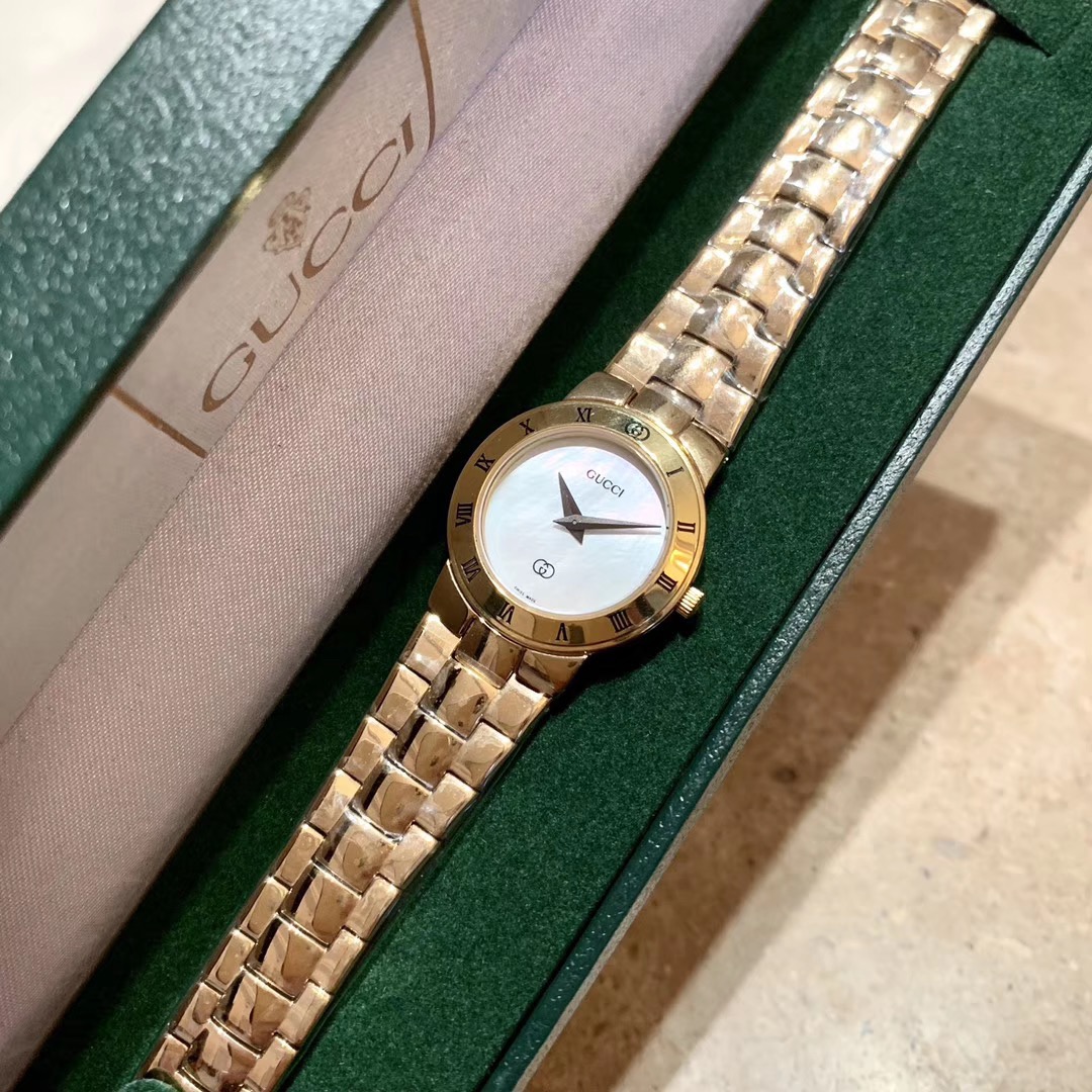Gucci 古驰 小金表 女士腕表 表壳直径约26mm厚度约6mm 金色配饰是时下最为流行的 单品
