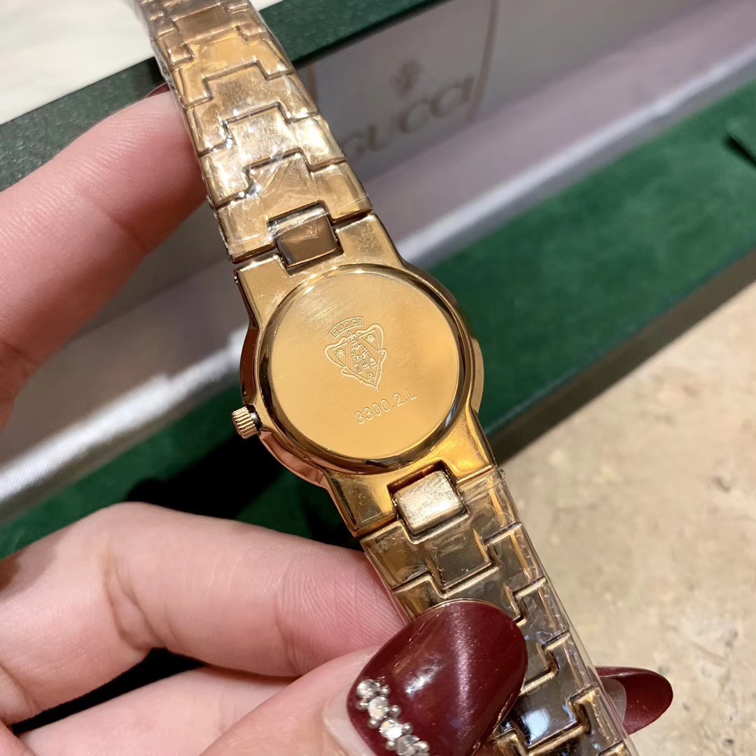 Gucci 古驰 小金表 女士腕表 表壳直径约26mm厚度约6mm 金色配饰是时下最为流行的 单品