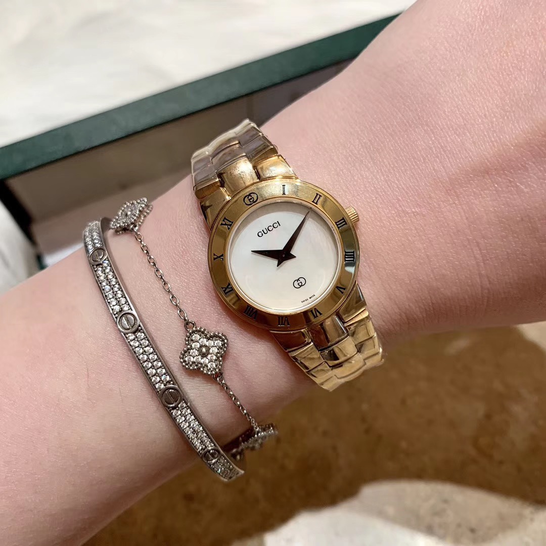 Gucci 古驰 小金表 女士腕表 表壳直径约26mm厚度约6mm 金色配饰是时下最为流行的 单品