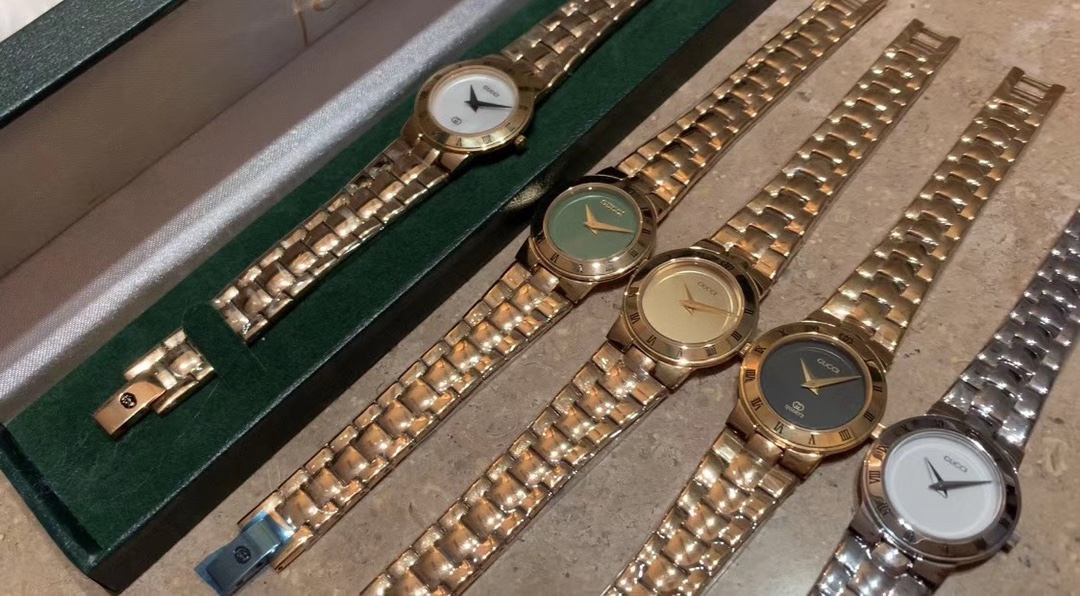 Gucci 古驰 小金表 女士腕表 表壳直径约26mm厚度约6mm 金色配饰是时下最为流行的 单品