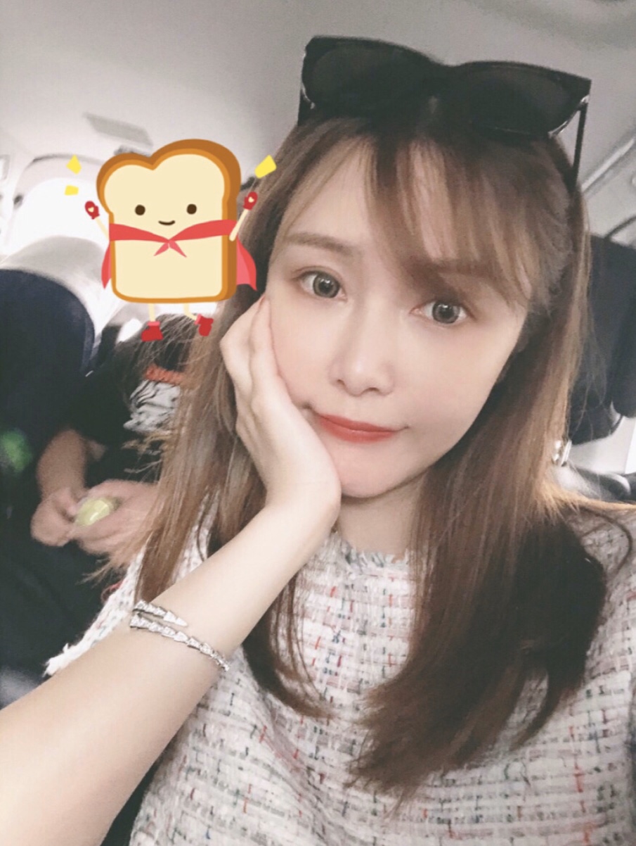 NO:631531,It’s new. Baojia’s classic snake-shaped bracelet is so high-end.  A popular model in the counter, no matter how expensive it is, many people flock to it. This model is a spring model. It consists of many three-dimensional squares of different sizes connected in series on the spring piece. The small squares are only connected in series without welding, so this type of elasticity is very large. The snake-shaped bracelet is made of  The order is very complicated and there are many accessories, so it is not suitable for making silver pieces. What we make is V gold material for jewelry craftsmanship. Each accessory of the snake bone has been precision polished, and the stone with a particularly bright real gold texture is an imported first-class diamond. The hand-set plum blossom nails will not lose the stone, and are more transparent and sparkling.  Suitable for hand size 16-17cm, because the elasticity is large, even if the hand is fat, the hoop will not get stuck in the hand. The material is imported high-quality jewelry V gold material, plated with 18k gold thick gold. Absolutely high cost performance 88380, bracelet, Cardia high-end jewelry19860909上新啦B宝家的经典蛇形手镯太高级啦 专柜大爆款,再贵都有很多人趋之若鹜这款是弹簧款,由很多大小不一的立体方块串联在弹簧件上,小方块之间仅是串联而没有进行焊接,所以这款弹性是非常大的.蛇形手镯工序非常复杂,配件多,不适合做银件,我们做的是珠宝工艺的V金材质.蛇骨每个配件都进行了°精密抛光,特别光亮真金质感石头是进口一级钻,手镶梅花钉不掉石,更透更闪 合适手寸16-17cm,因为弹性大即使手胖箍在手上也不会卡手.材质进口优质珠宝V金材料,镀18k金厚金.绝对高的性价比88380,,bracelet,卡迪亚高端饰品,Jewelry