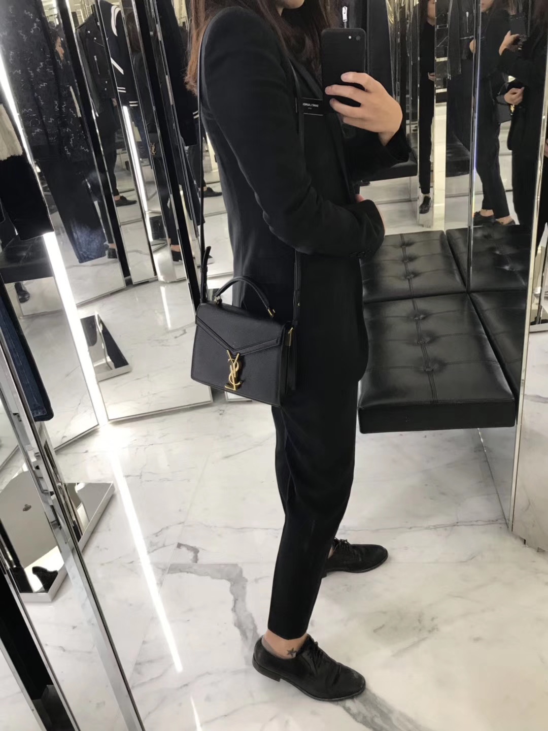 YSL 𝐂𝐚𝐬𝐬𝐚𝐧𝐝𝐫𝐚 Mini 20CM 鱼子酱纹手拎包 602716黑色/金扣