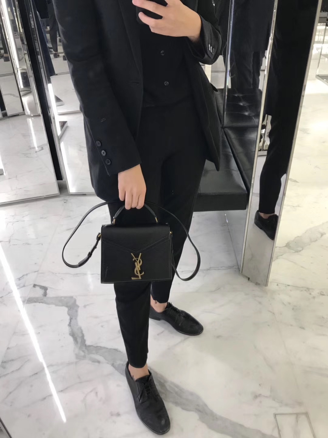 YSL 𝐂𝐚𝐬𝐬𝐚𝐧𝐝𝐫𝐚 Mini 20CM 鱼子酱纹手拎包 602716黑色/金扣