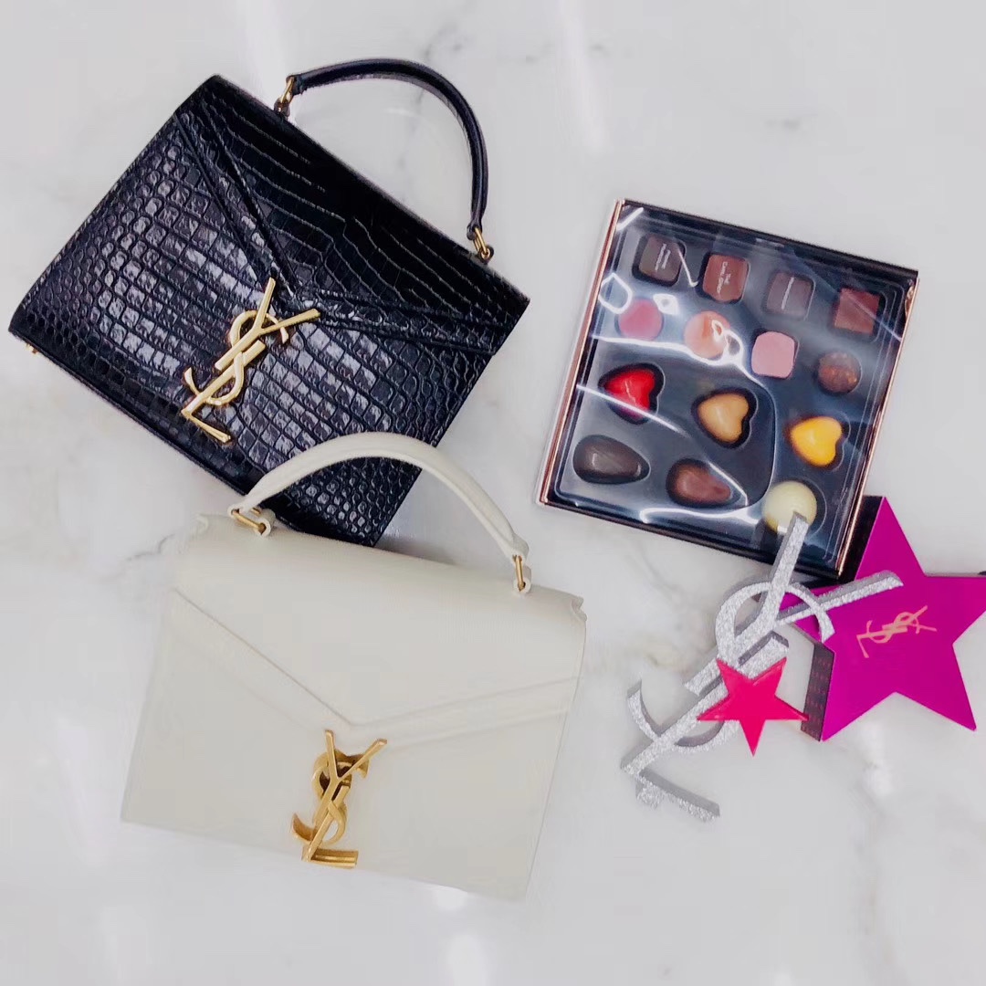 YSL 𝐂𝐚𝐬𝐬𝐚𝐧𝐝𝐫𝐚 Mini 20CM 鱼子酱纹手拎包 602716白色/金扣