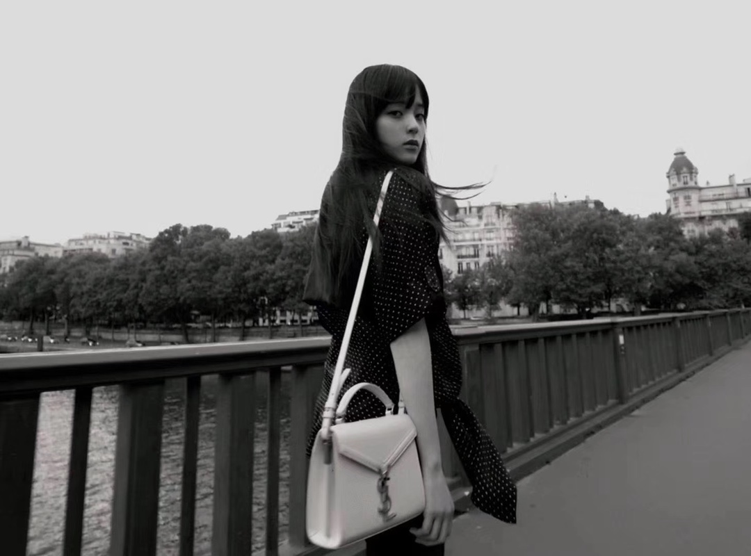 YSL 𝐂𝐚𝐬𝐬𝐚𝐧𝐝𝐫𝐚 Mini 20CM 鱼子酱纹手拎包 602716白色/金扣