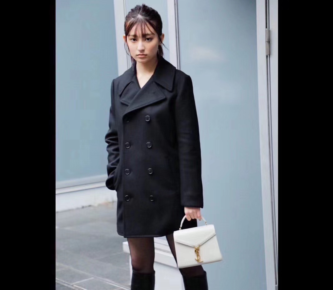 YSL 𝐂𝐚𝐬𝐬𝐚𝐧𝐝𝐫𝐚 Mini 20CM 鱼子酱纹手拎包 602716白色/金扣