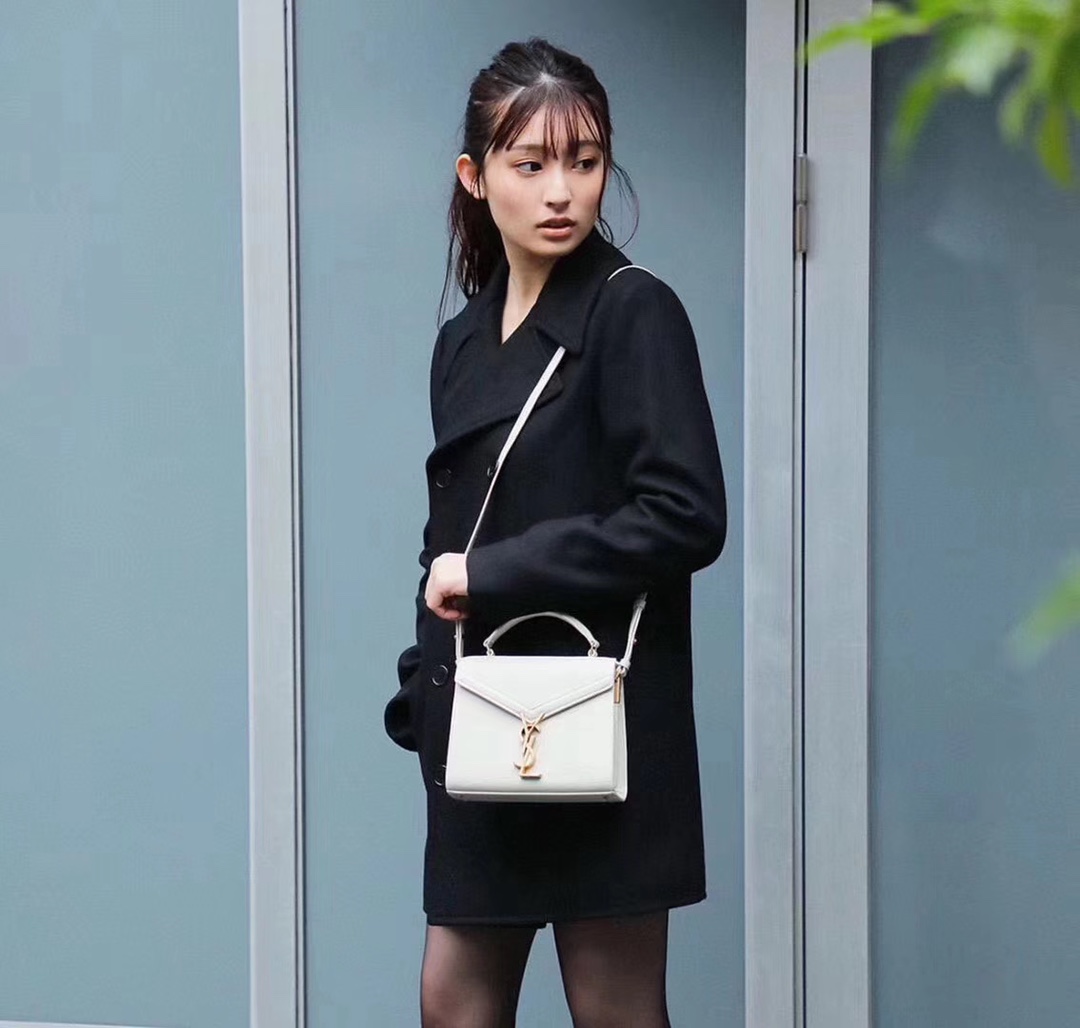 YSL 𝐂𝐚𝐬𝐬𝐚𝐧𝐝𝐫𝐚 Mini 20CM 鱼子酱纹手拎包 602716白色/金扣