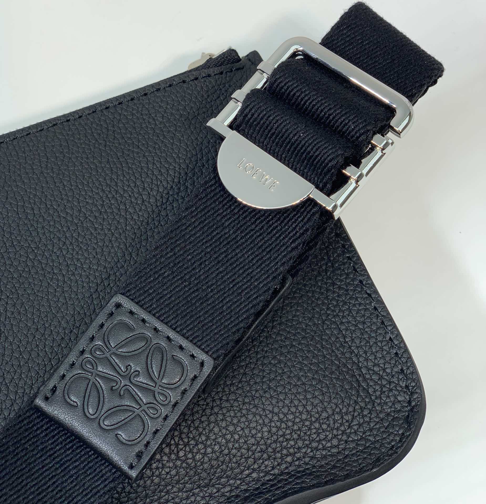 LOEWE罗意威 柔软粒面牛皮革军用腰包 0525