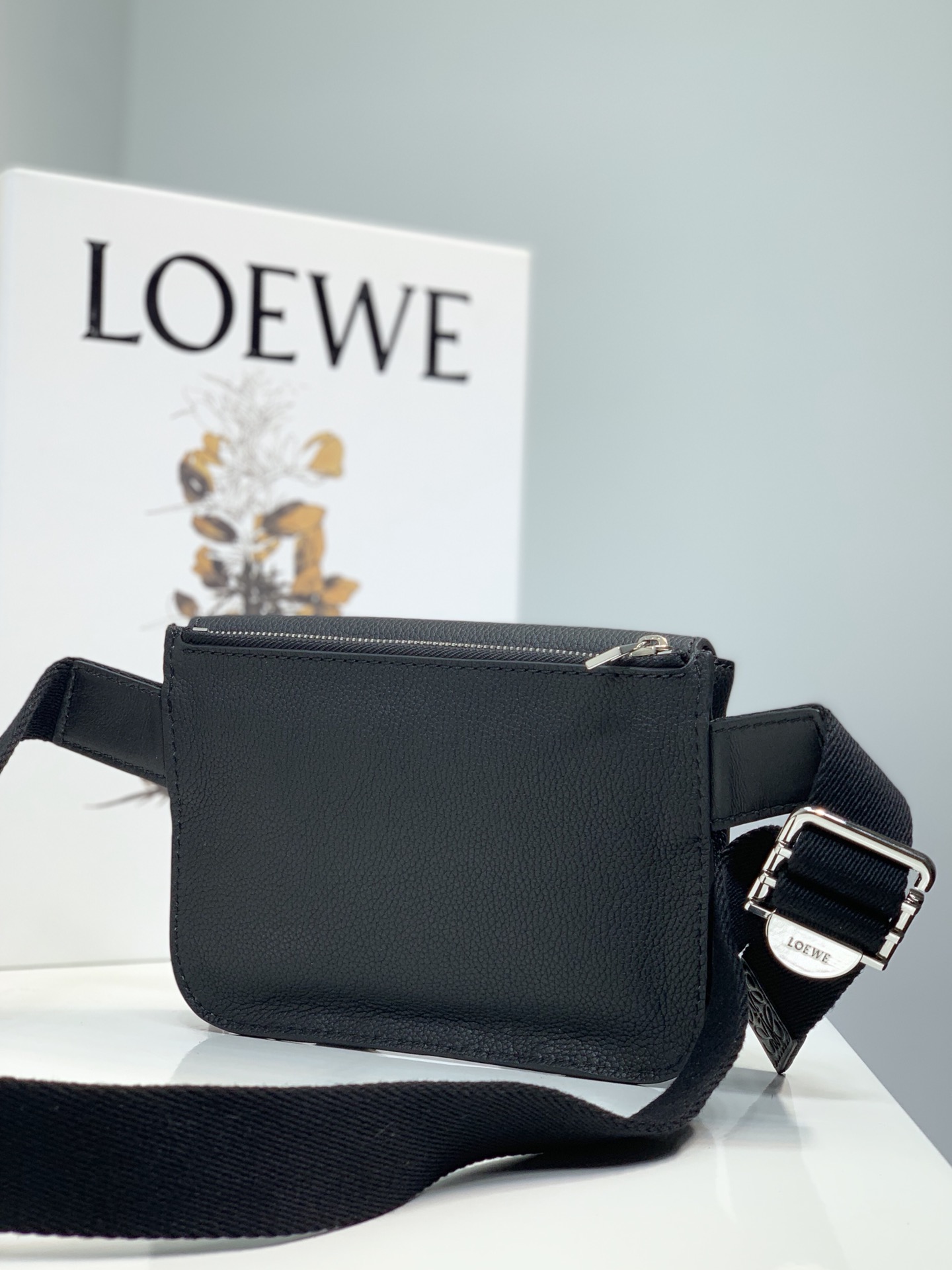 LOEWE罗意威 柔软粒面牛皮革军用腰包 0525