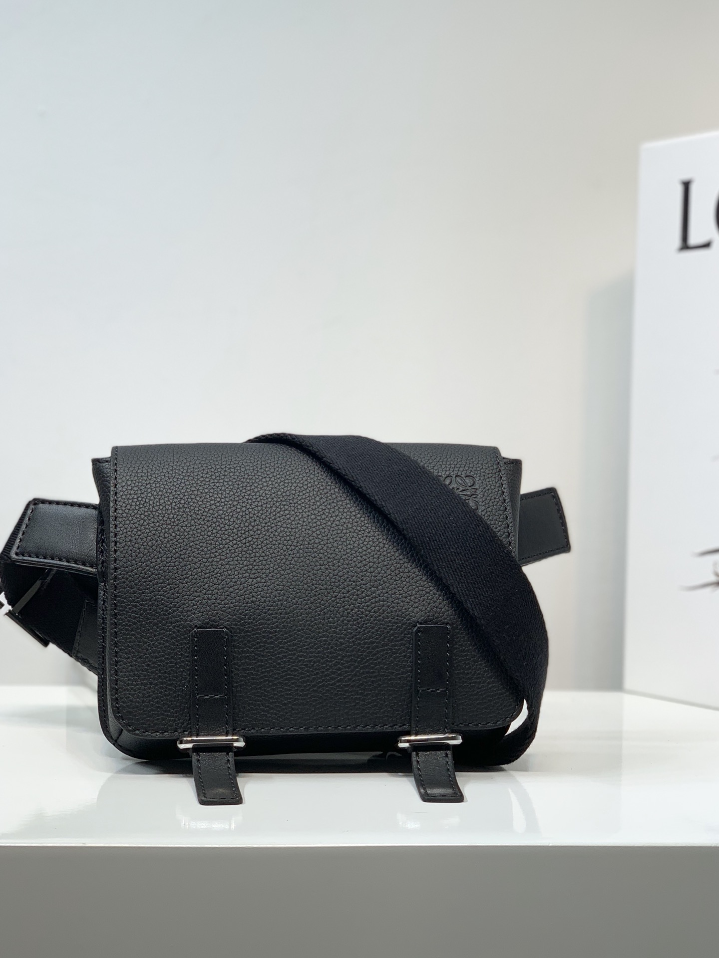 LOEWE罗意威 柔软粒面牛皮革军用腰包 0525
