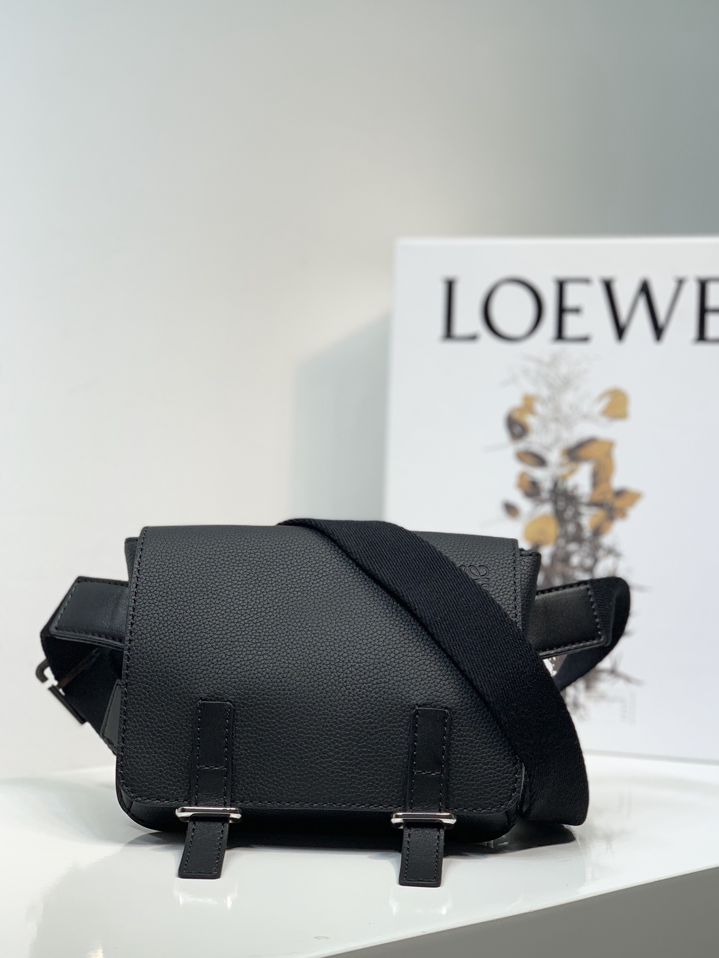 LOEWE罗意威 柔软粒面牛皮革军用腰包 0525