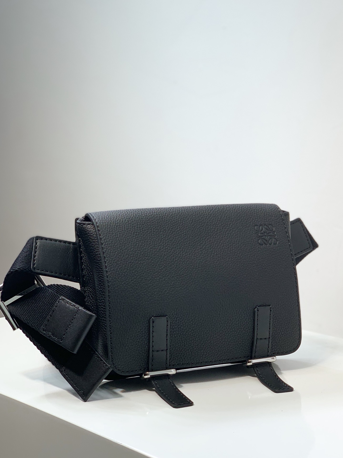 LOEWE罗意威 柔软粒面牛皮革军用腰包 0525