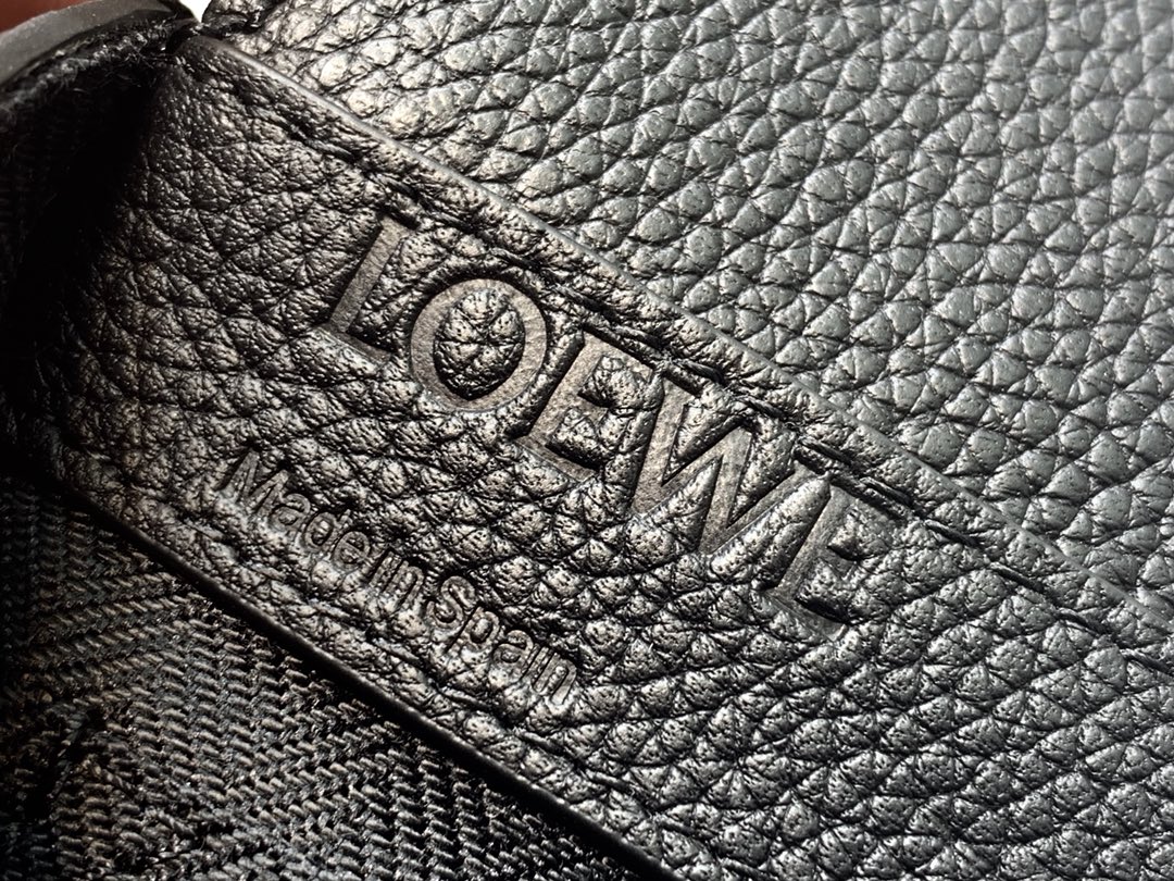 LOEWE罗意威 柔软粒面牛皮革军用腰包 0525
