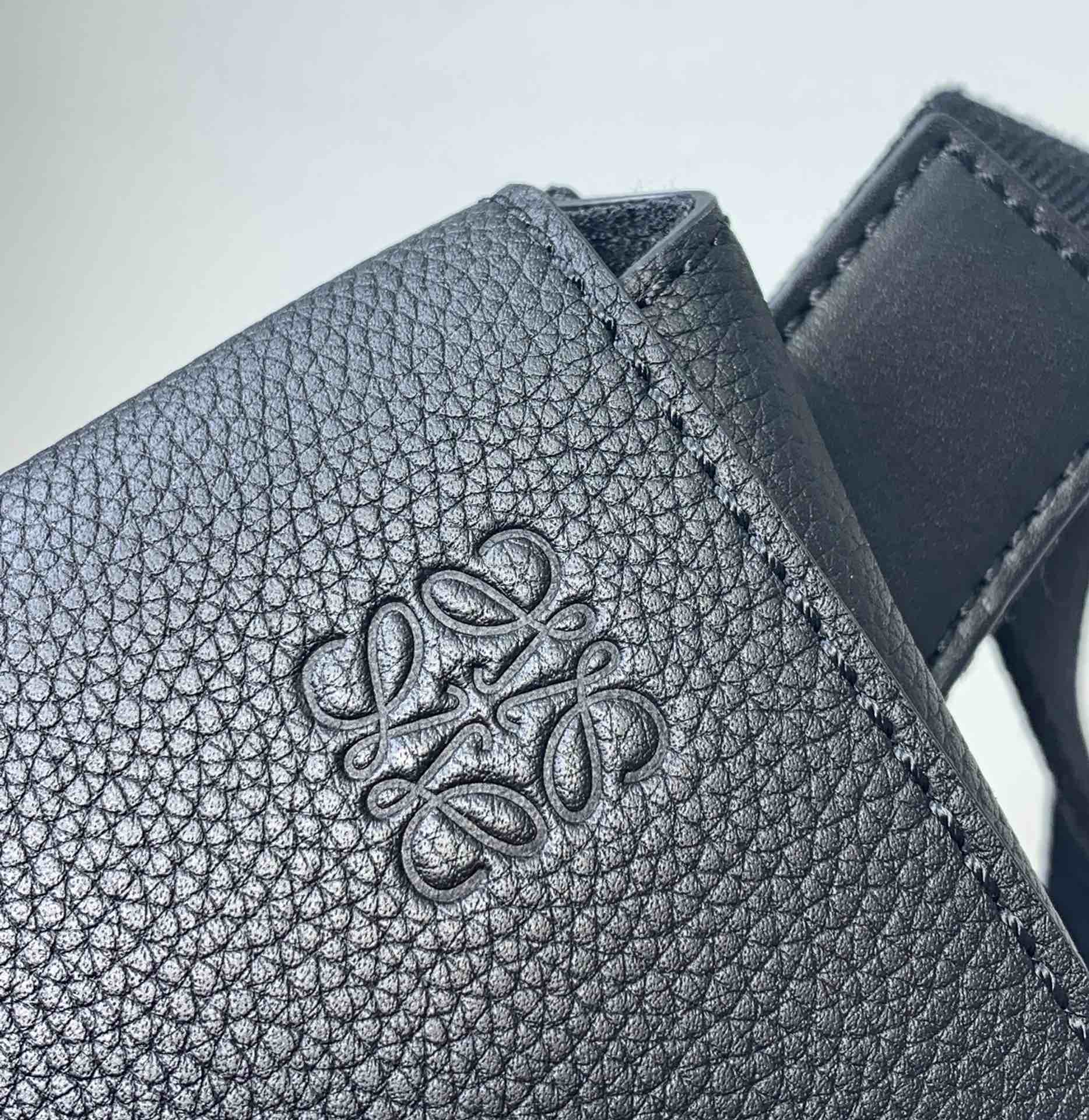 LOEWE罗意威 柔软粒面牛皮革军用腰包 0525