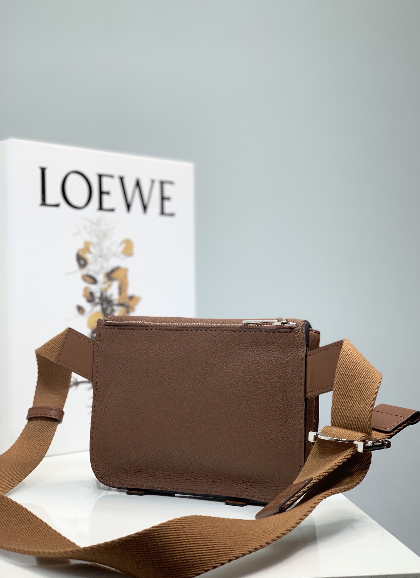 LOEWE罗意威 柔软粒面牛皮革军用腰包 0525