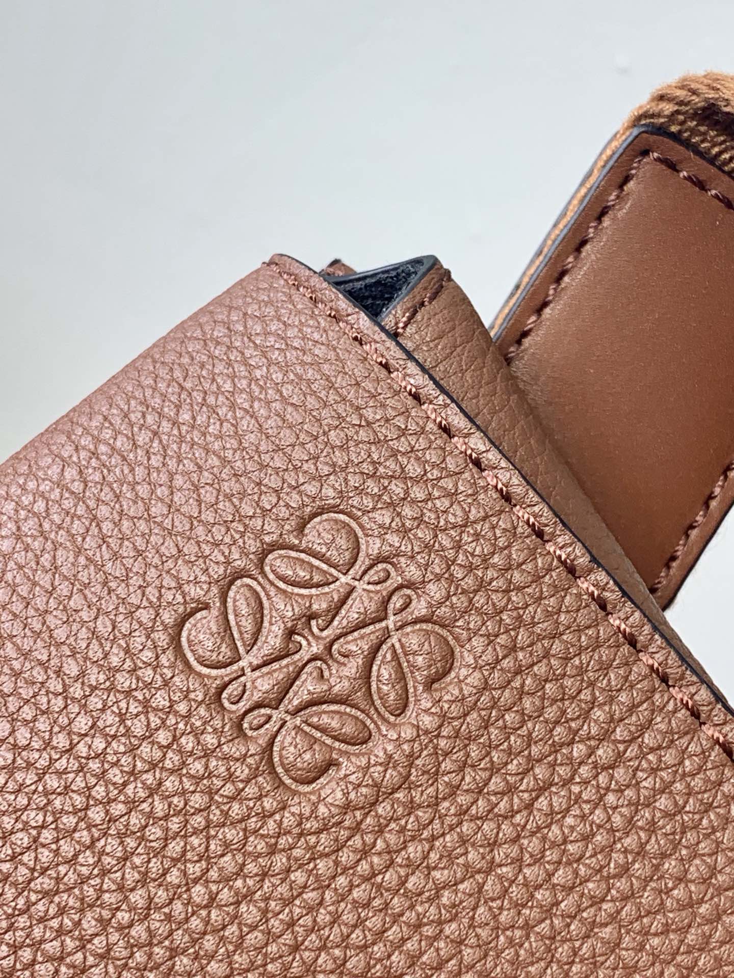 LOEWE罗意威 柔软粒面牛皮革军用腰包 0525