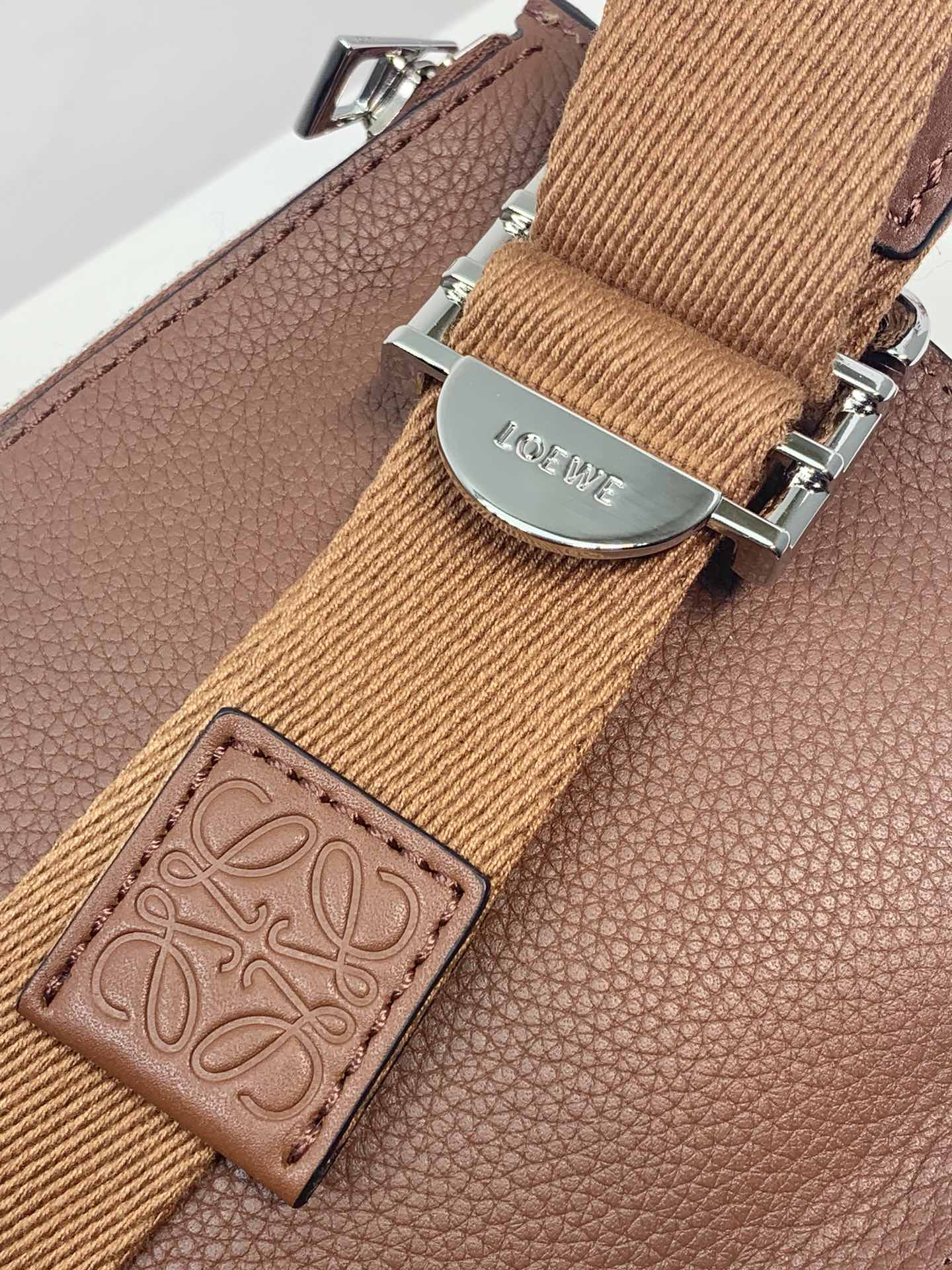 LOEWE罗意威 柔软粒面牛皮革军用腰包 0525