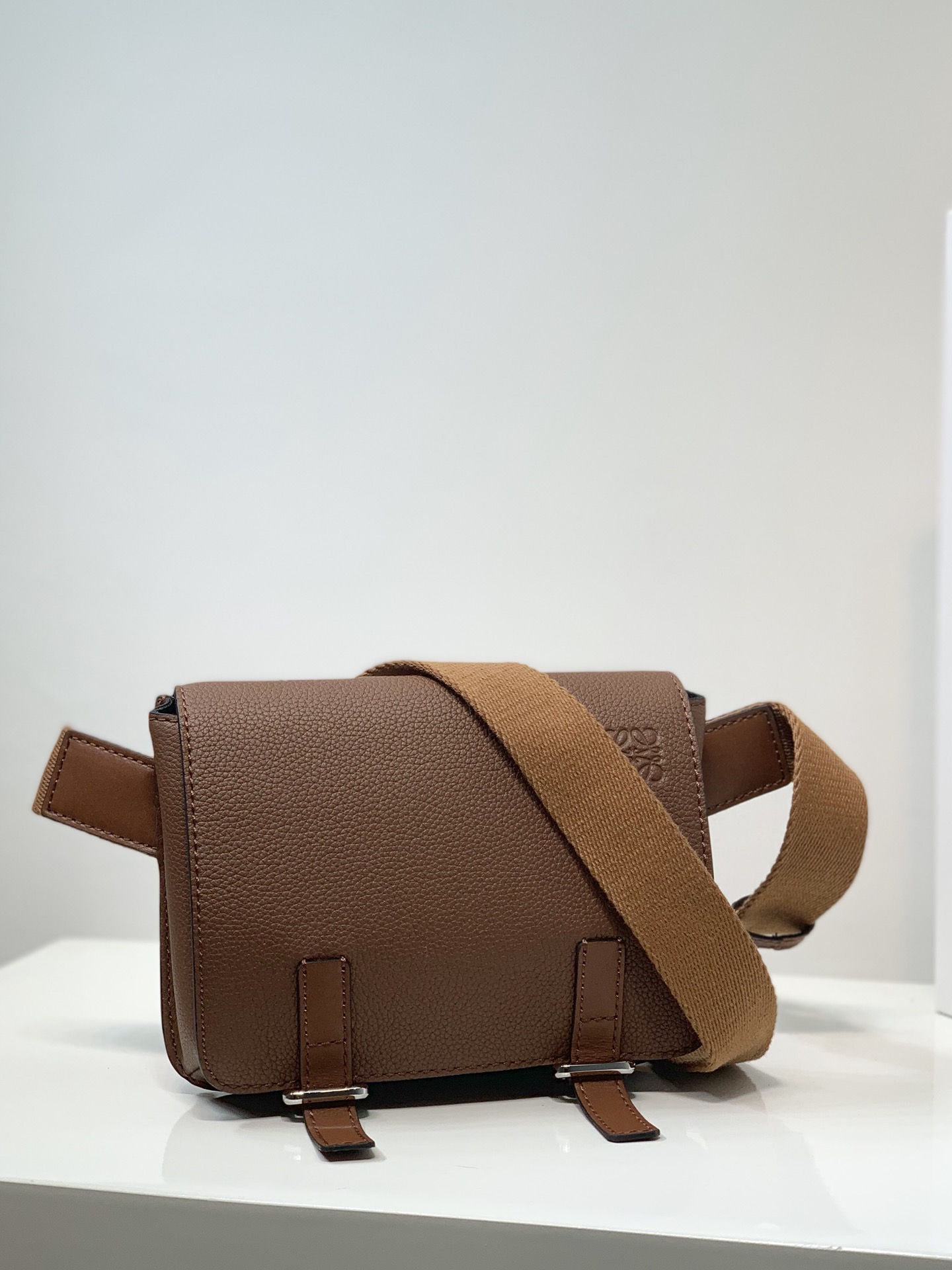 LOEWE罗意威 柔软粒面牛皮革军用腰包 0525