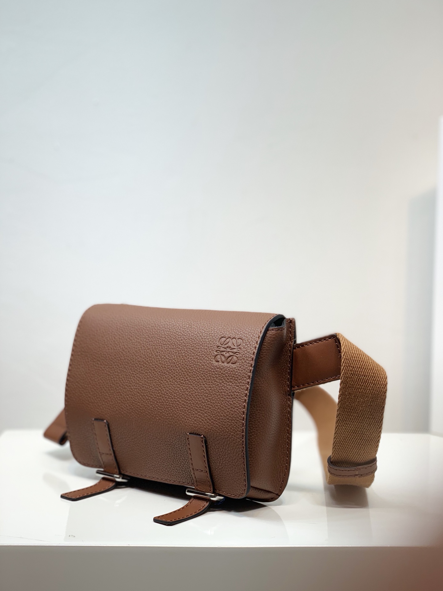 LOEWE罗意威 柔软粒面牛皮革军用腰包 0525
