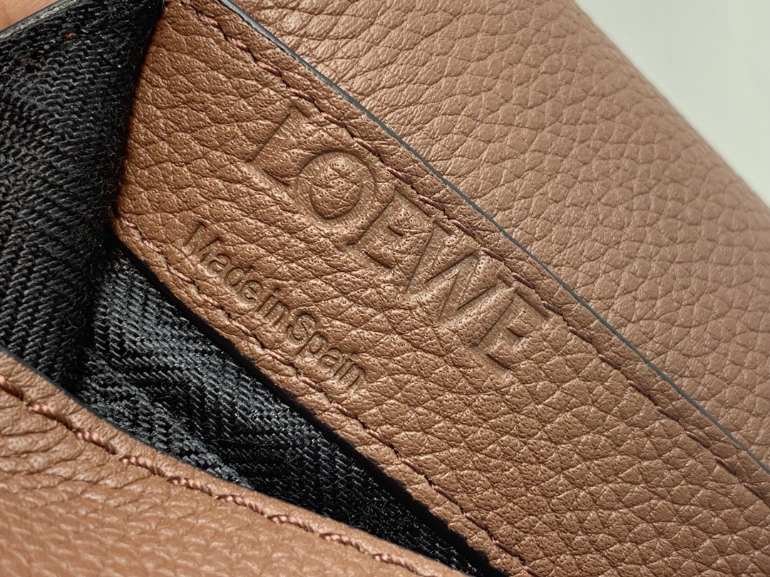LOEWE罗意威 柔软粒面牛皮革军用腰包 0525