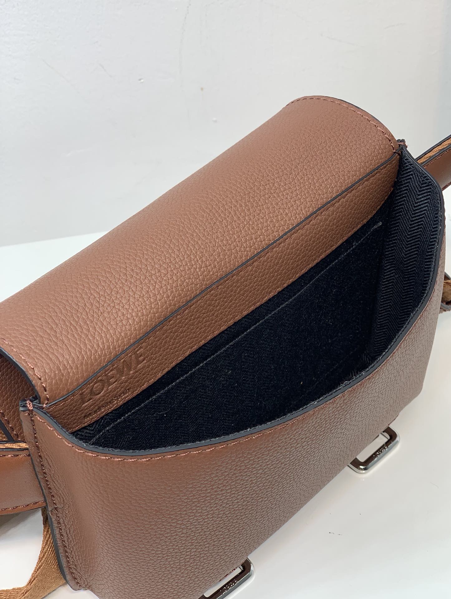 LOEWE罗意威 柔软粒面牛皮革军用腰包 0525