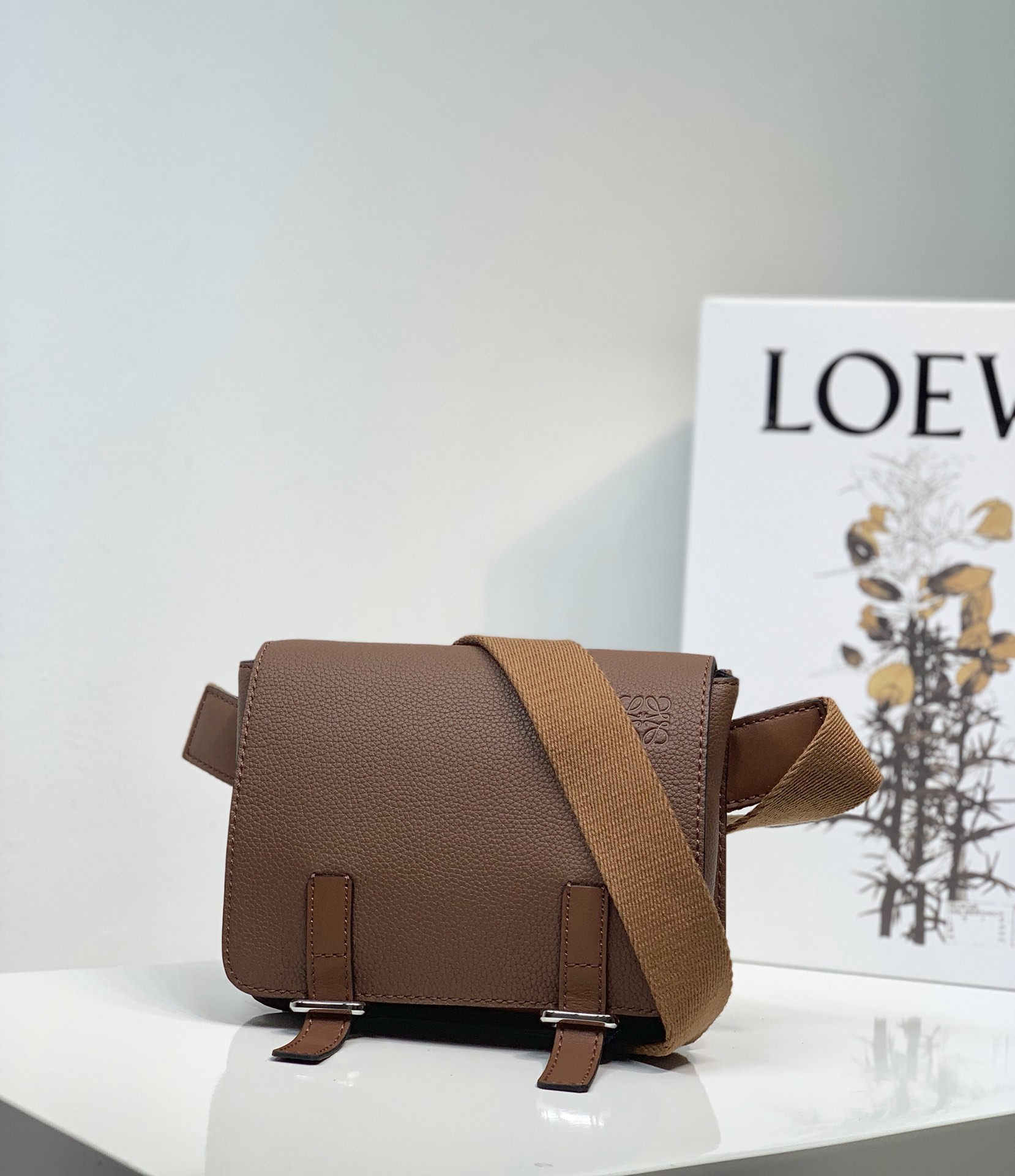 LOEWE罗意威 柔软粒面牛皮革军用腰包 0525