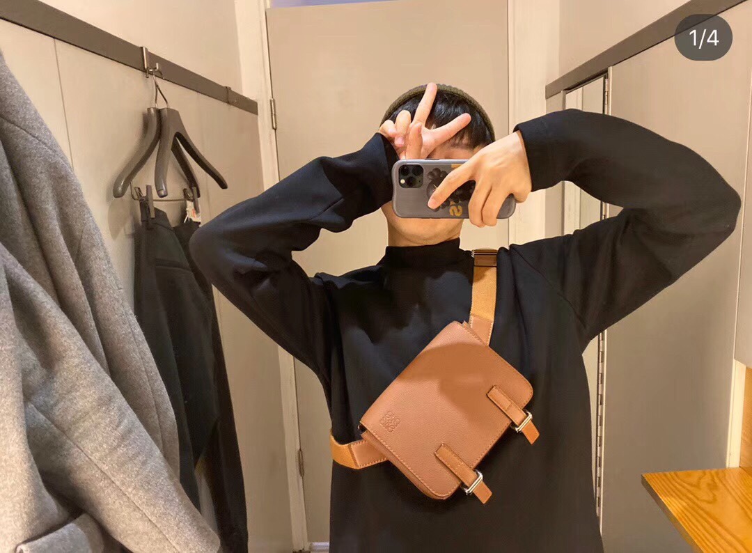 LOEWE罗意威 柔软粒面牛皮革军用腰包 0525