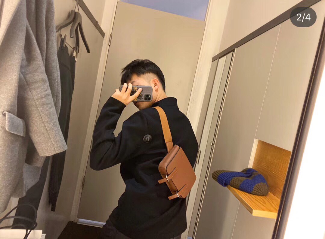 LOEWE罗意威 柔软粒面牛皮革军用腰包 0525