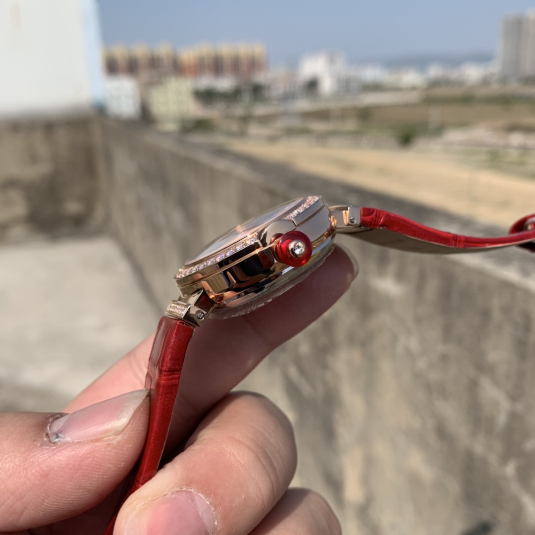 Bvlgari 宝格丽女表镂空镶钻腕表
