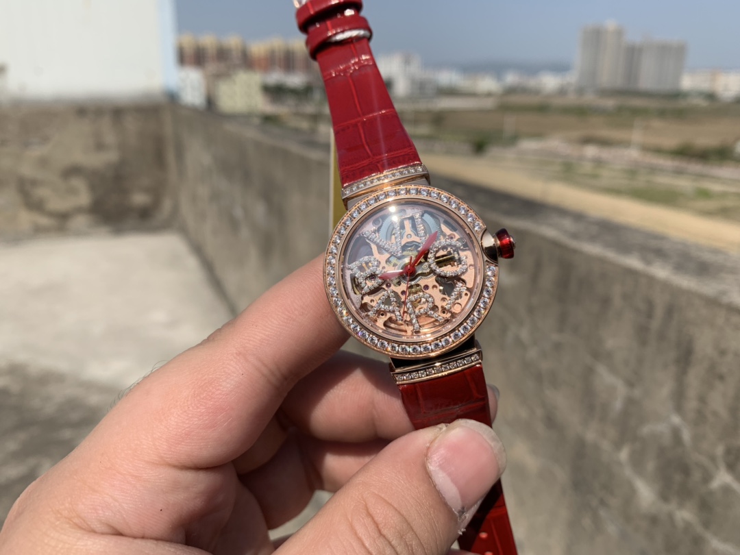Bvlgari 宝格丽女表镂空镶钻腕表
