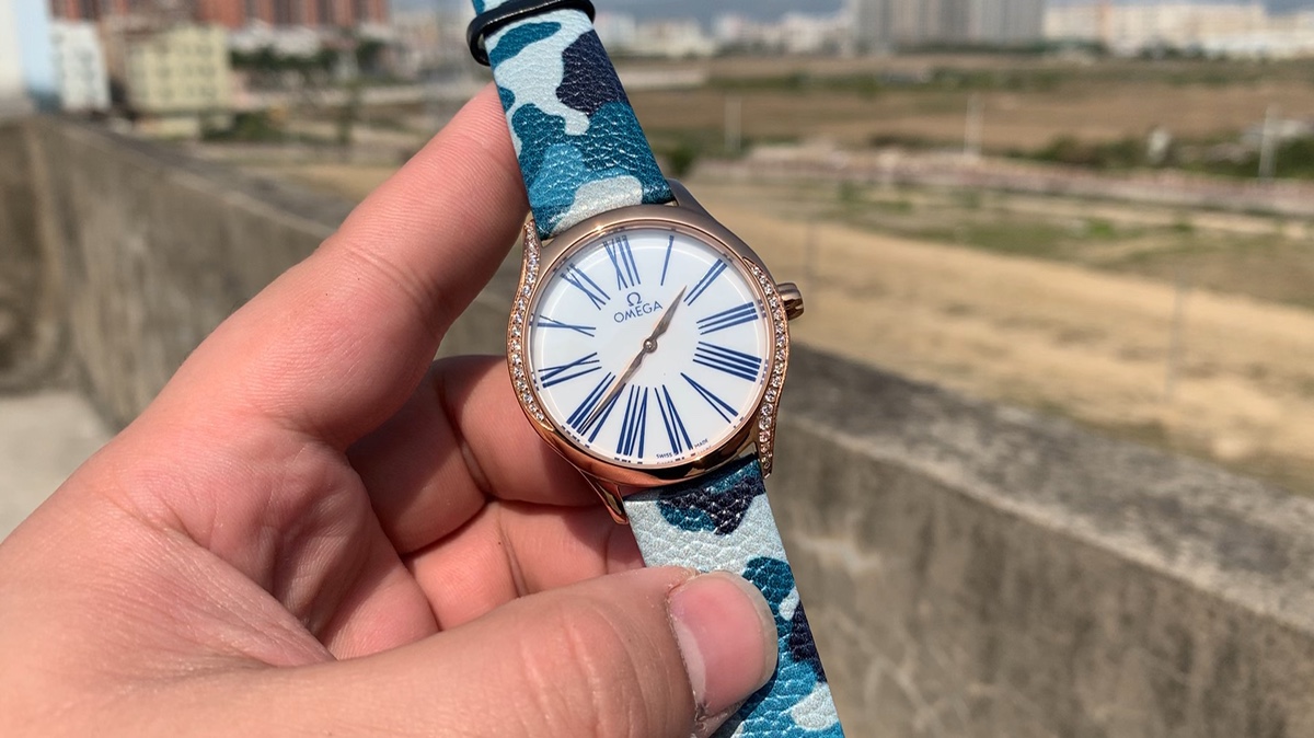 Omega 欧米茄蝶飞系列女款迷彩表带视频欣赏