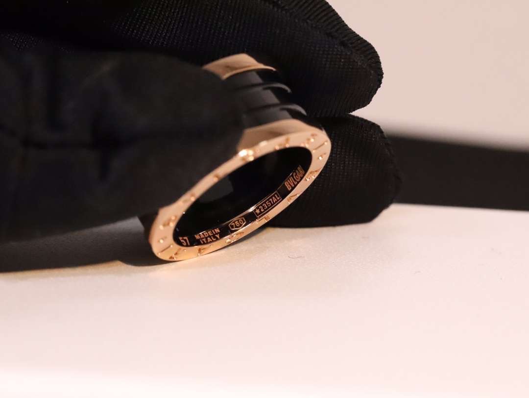 Bvlgari 极光之恋BV宝格丽陶瓷戒指 的永远都是广为流传最 ，男、女都可以