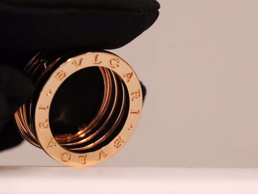 Bvlgari 极光之恋BV宝格丽陶瓷戒指 的永远都是广为流传最 ，男、女都可以