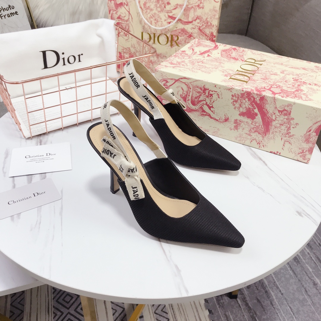 💰💰210💰💰        Dior（迪奥）爆款凉鞋上新🔥 🔥 年度最火各大网络红人，明星同款💁 💁 。面料采用进口；小牛漆皮(特殊材质)，内里，垫脚采用小牛皮内里🐑 。原版开模鞋跟，跟高 10Cm 6.5cm💘 平底1.5cm 原版开模金属 大底五角星LOGO标💰💰  。原版蝴蝶结，💅 意大利真皮大底。👄💋 全套包装(翻盖盒，布袋，卡片，发票，一比一包装纸)34 40 41定做