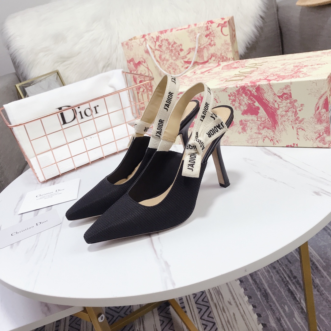 💰💰210💰💰        Dior（迪奥）爆款凉鞋上新🔥 🔥 年度最火各大网络红人，明星同款💁 💁 。面料采用进口；小牛漆皮(特殊材质)，内里，垫脚采用小牛皮内里🐑 。原版开模鞋跟，跟高 10Cm 6.5cm💘 平底1.5cm 原版开模金属 大底五角星LOGO标💰💰  。原版蝴蝶结，💅 意大利真皮大底。👄💋 全套包装(翻盖盒，布袋，卡片，发票，一比一包装纸)34 40 41定做
