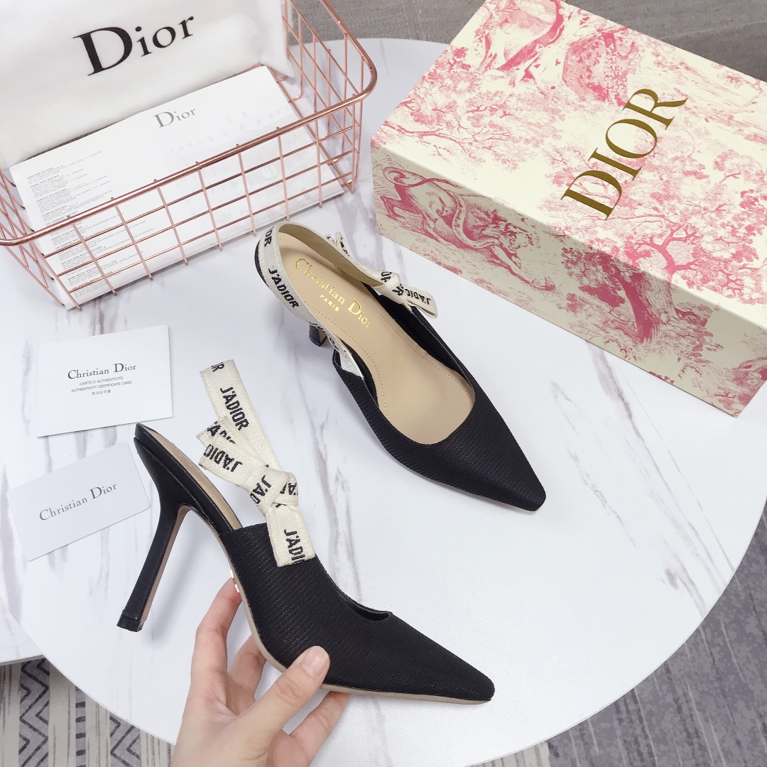 💰💰210💰💰        Dior（迪奥）爆款凉鞋上新🔥 🔥 年度最火各大网络红人，明星同款💁 💁 。面料采用进口；小牛漆皮(特殊材质)，内里，垫脚采用小牛皮内里🐑 。原版开模鞋跟，跟高 10Cm 6.5cm💘 平底1.5cm 原版开模金属 大底五角星LOGO标💰💰  。原版蝴蝶结，💅 意大利真皮大底。👄💋 全套包装(翻盖盒，布袋，卡片，发票，一比一包装纸)34 40 41定做