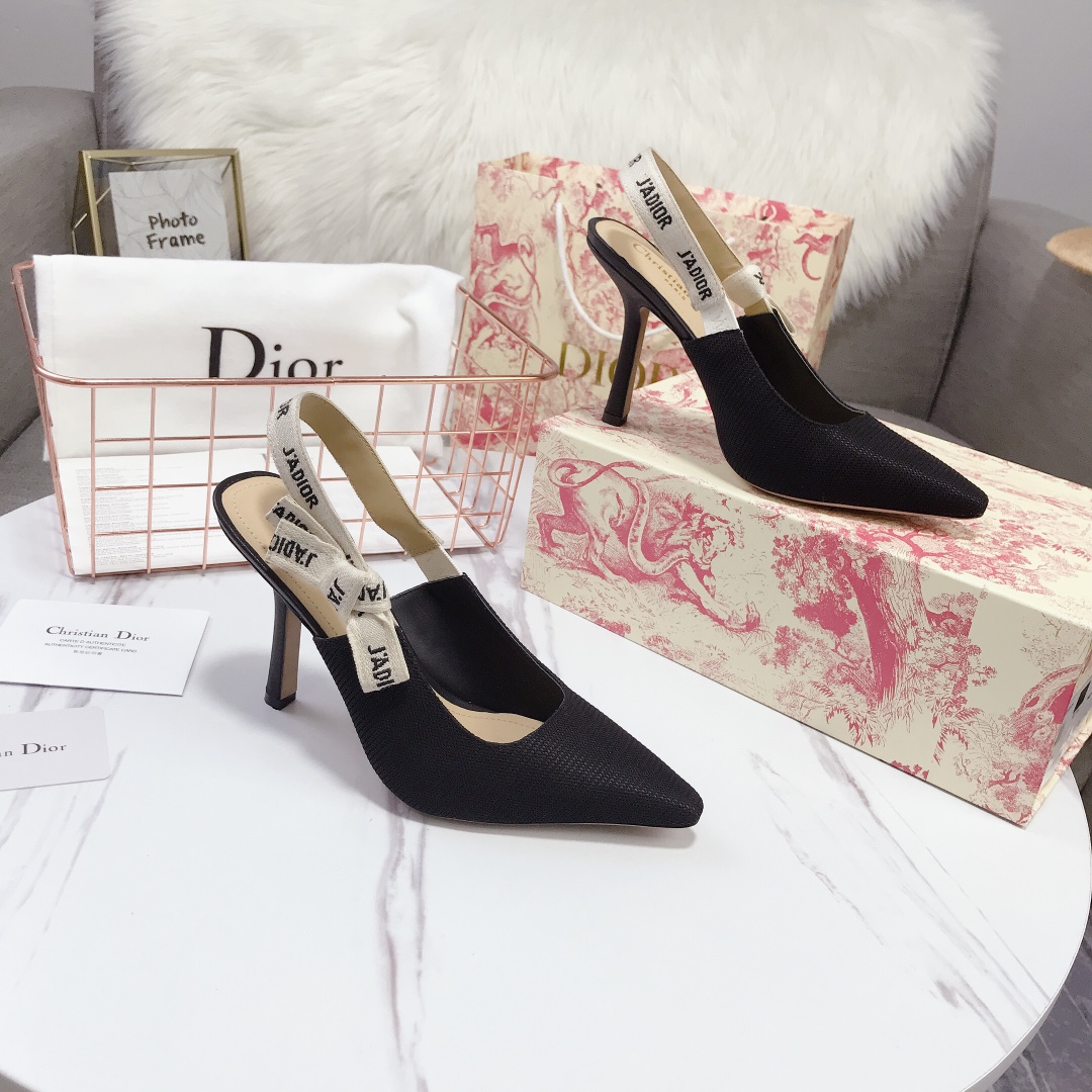💰💰210💰💰        Dior（迪奥）爆款凉鞋上新🔥 🔥 年度最火各大网络红人，明星同款💁 💁 。面料采用进口；小牛漆皮(特殊材质)，内里，垫脚采用小牛皮内里🐑 。原版开模鞋跟，跟高 10Cm 6.5cm💘 平底1.5cm 原版开模金属 大底五角星LOGO标💰💰  。原版蝴蝶结，💅 意大利真皮大底。👄💋 全套包装(翻盖盒，布袋，卡片，发票，一比一包装纸)34 40 41定做